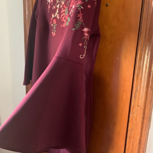 Embroidered maroon winter dress - Picture 2 of 2